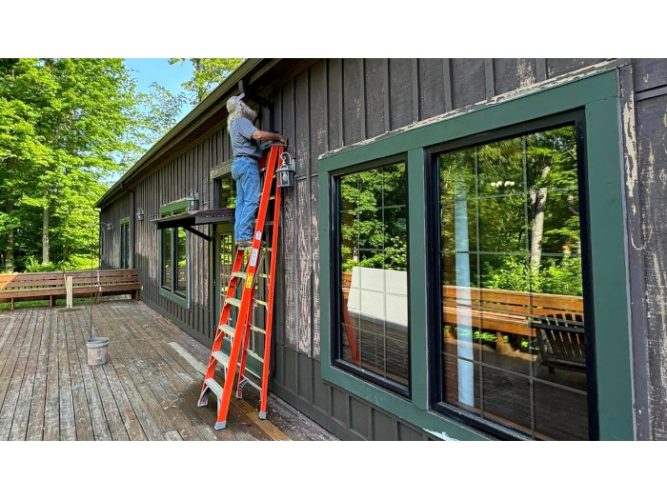 700x525-042024-Richard-on-ladder