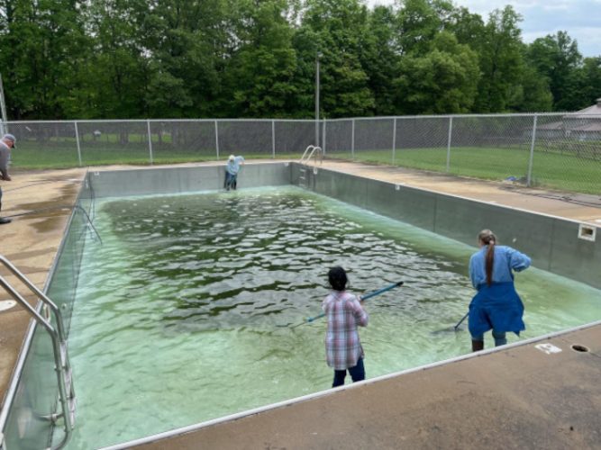 700x525-052024-Chal-pool-cleaning
