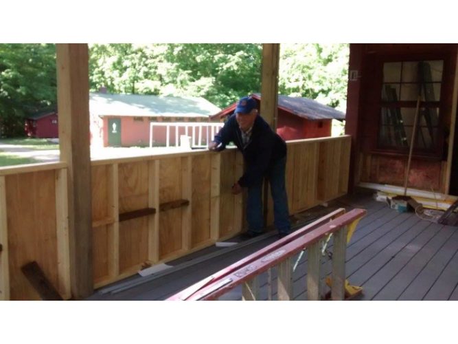 700x525-unknown-Jerry-working