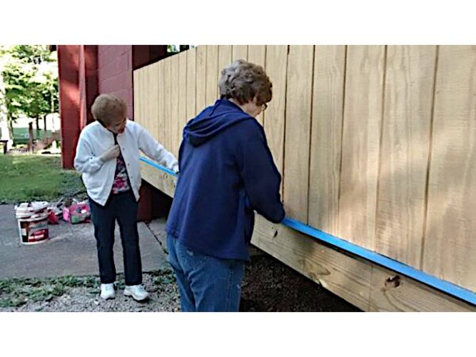 700x525-unknown-ladies-applying-masking-tape