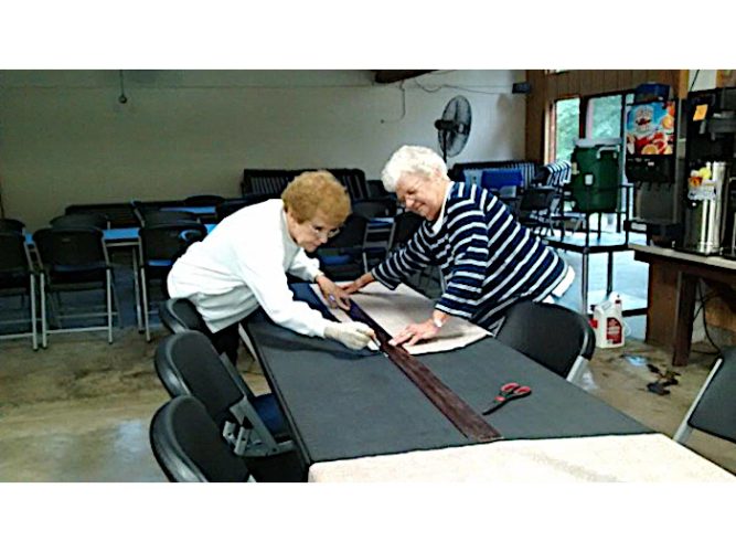 700x525-unknown-ladies-measuring-fabric