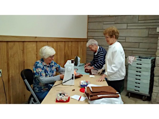 700x525-unknown-ladies-sewing