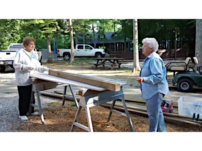 700x525-unknown-ladies-with-boards